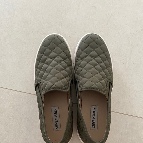 Size 8 green Steve Maddens - Picture 1 of 3